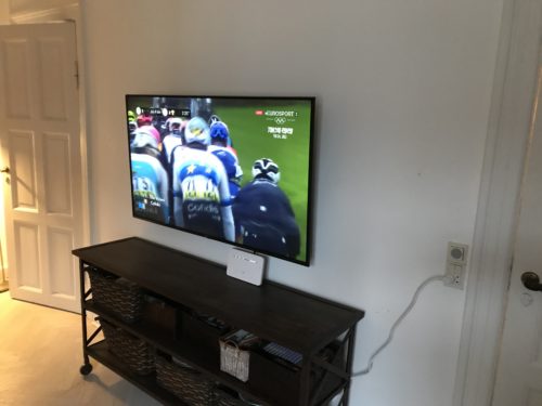 Montering af 49" LG OLED TV på væg