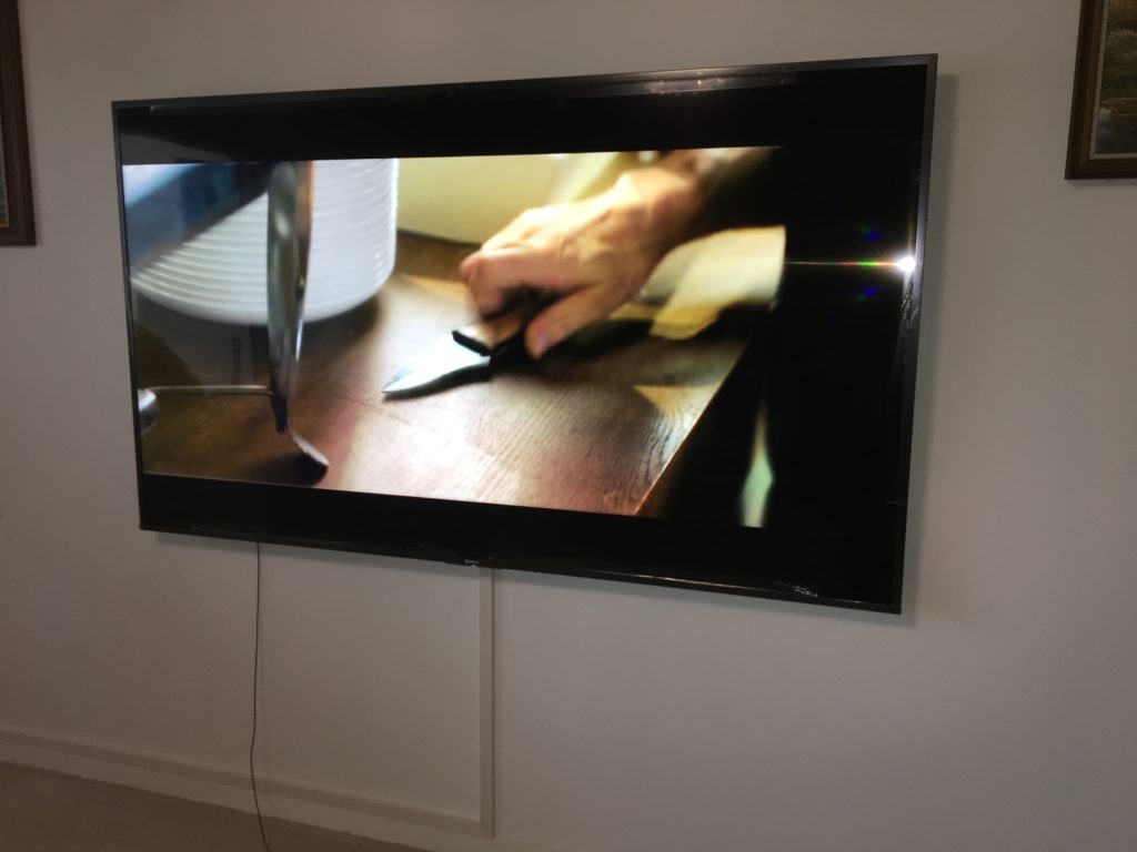 Væg montering af SAMSUNG LED TV med 8 m kabelbakke - HomeSetup.dk