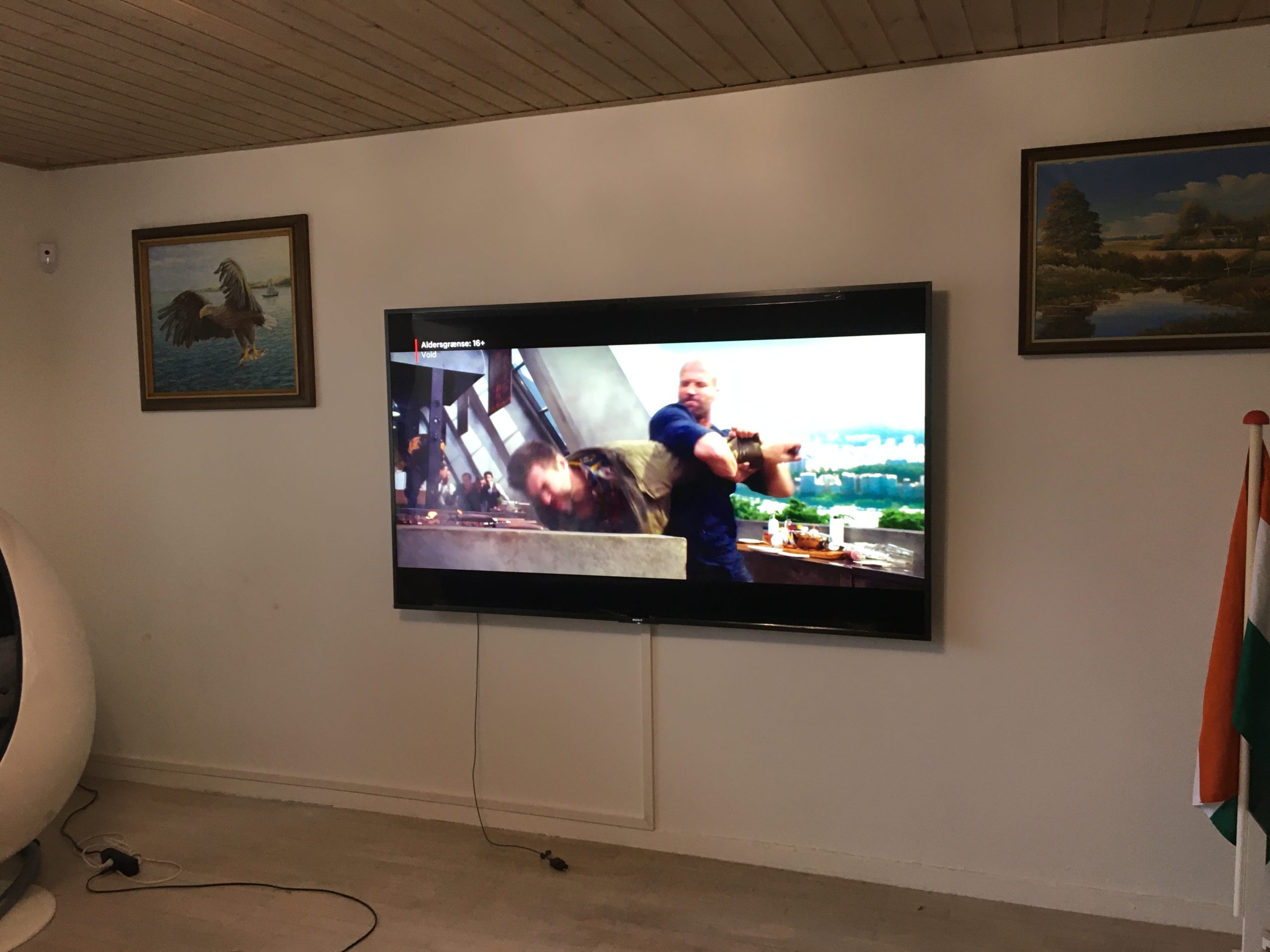 Væg montering af SAMSUNG LED TV med 8 m kabelbakke - HomeSetup.dk