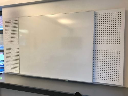 Montering af whiteboard i mødelokale kontor