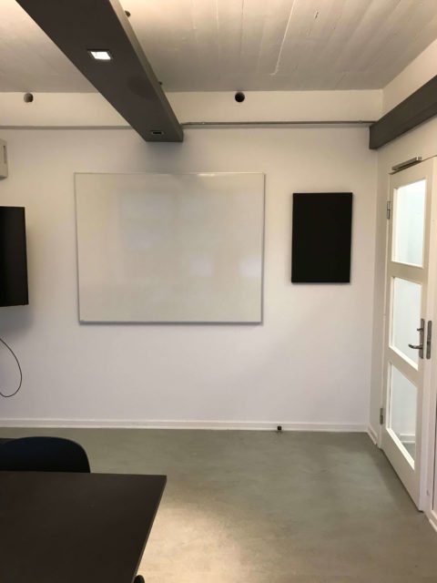 Montering af whiteboard i mødelokale