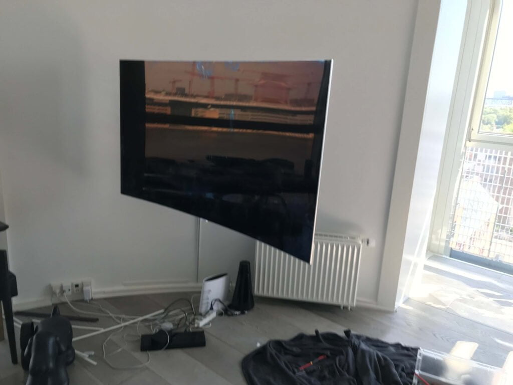 Vægophæng 65" Samsung Curved TV med vægbeslag -