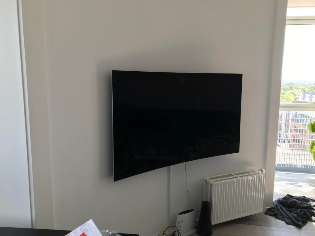 respekt dræbe nationalisme Vægophæng af 65" Samsung Curved TV med Vogel vægbeslag - HomeSetup.dk