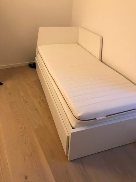 Samling IKEA FLEKKE sovesofa med 2 skuffer