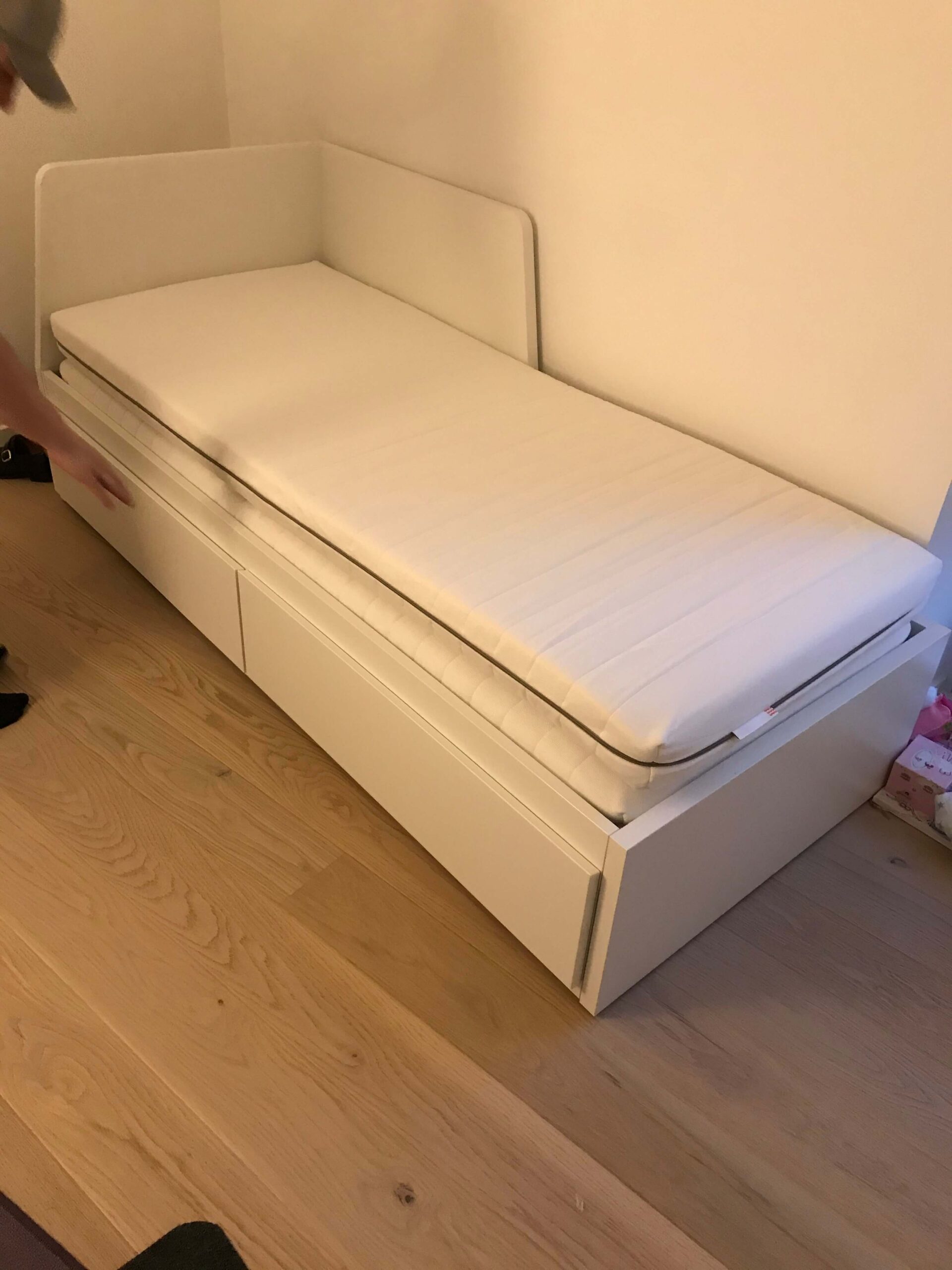 Vi har samlet en IKEA FLEKKE med 2 skuffer & 2 madrasser