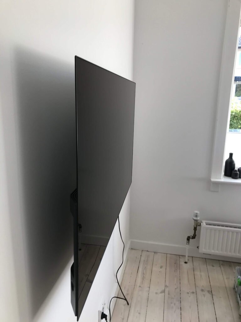 Montering af 55" OLED TV på Vogel vægbeslag - HomeSetup.dk