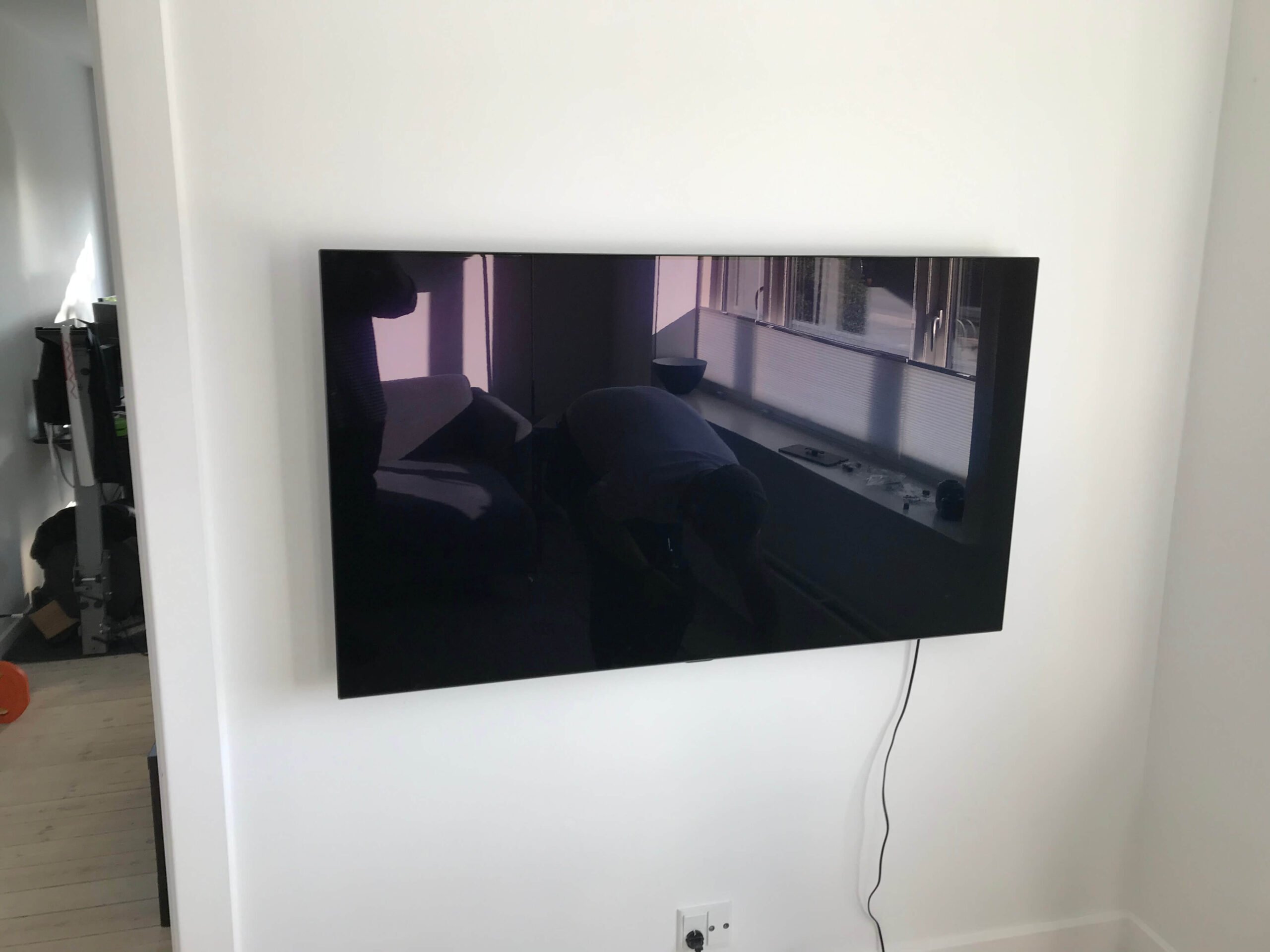 Montering af 55" OLED TV på Vogel vægbeslag - HomeSetup.dk