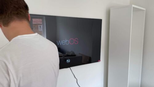 Vi hænger et 55'' LG Gallery OLED GX TV på væggen