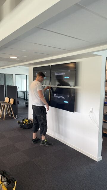 Montør i gang med TV skærm montering kontor