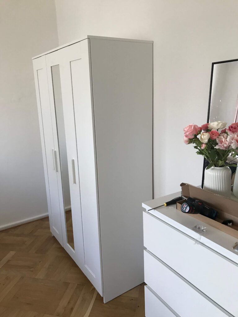 Erasure Plys dukke Træts webspindel Samling af IKEA BRIMNES skab i soveværelse - HomeSetup.dk