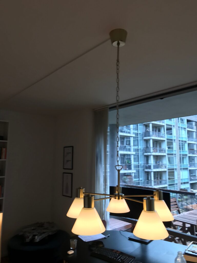 sammenhængende forsøg Drik vand Montering af IKEA FLUGBO lampe med el-tilslutning og kabelbakke -  HomeSetup.dk
