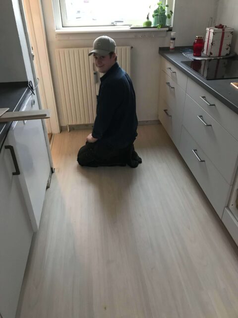 Lægning af gulv i køkken