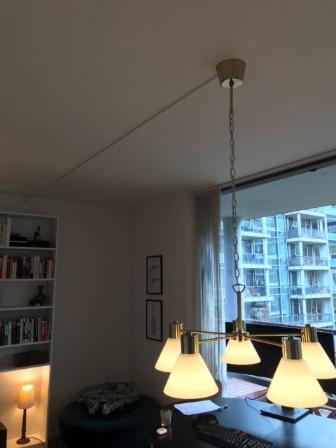 Montering af IKEA FLUGBO lampe med kabelbakke