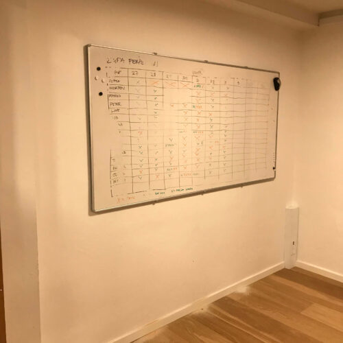 Montering af Whiteboard i kontor
