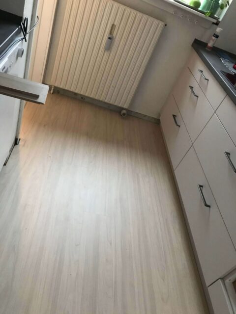 Montering af gulv i køkken