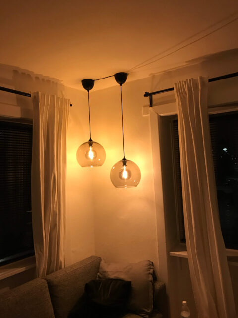 Montering af to loftlamper i stue