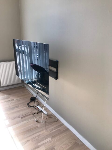 Væg-ophængning af LG 55 OLED TV på Vogel drejebeslag
