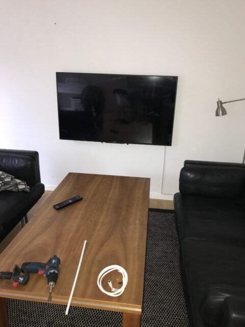 Væg-ophængning af TV i stue