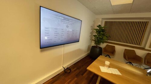 Montering af konference skærm i mødelokale